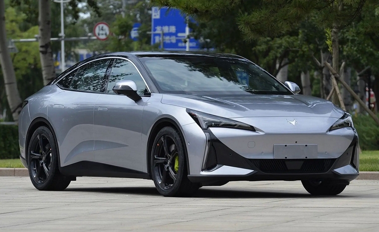 极狐阿尔法S5双电机版实车曝光 配三元锂电池