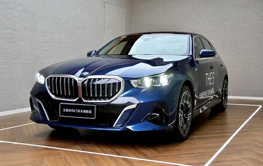 这就是5丨全新BMW 5系亮相郑州郑德宝