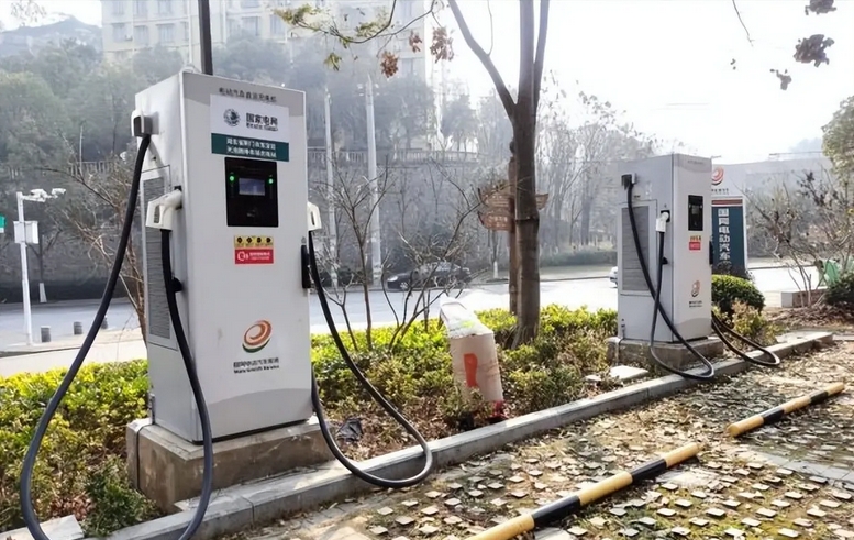去年我国公共充电桩新增93万个，仍存在