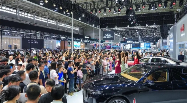 售12.99万元起/中型SUV，哪吒L增程版到店实