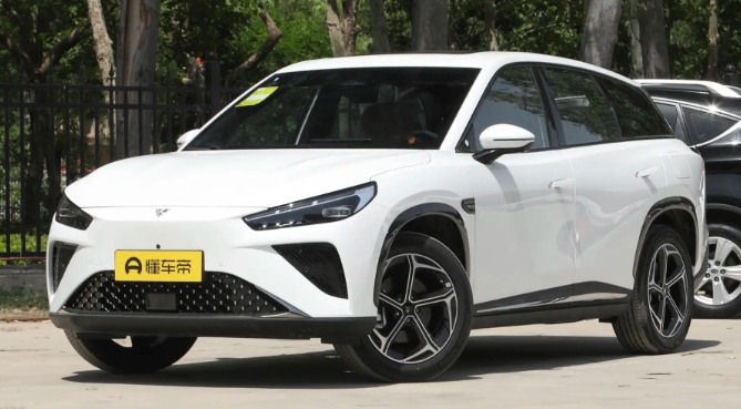 售12.99万元起/中型SUV，哪吒L增程版到店实