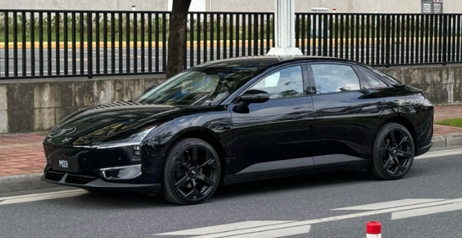 配8155芯片/售价不超20万元,小鹏MONA M03黑