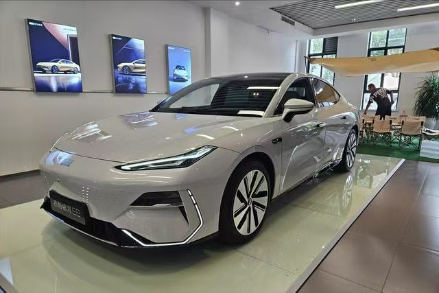 未来科技之翼，银河E8开启梦幻出行
