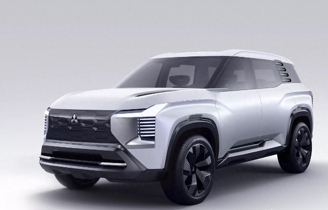 定位帕杰罗·劲畅之下/7座中型SUV，三菱