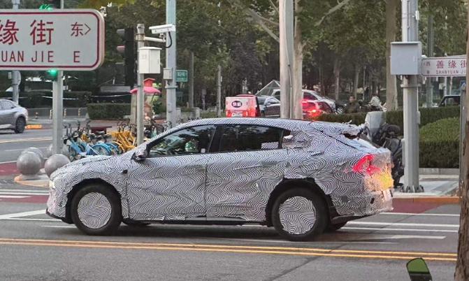 小鹏全新SUV伪装实车：P7+同款尾灯，或命