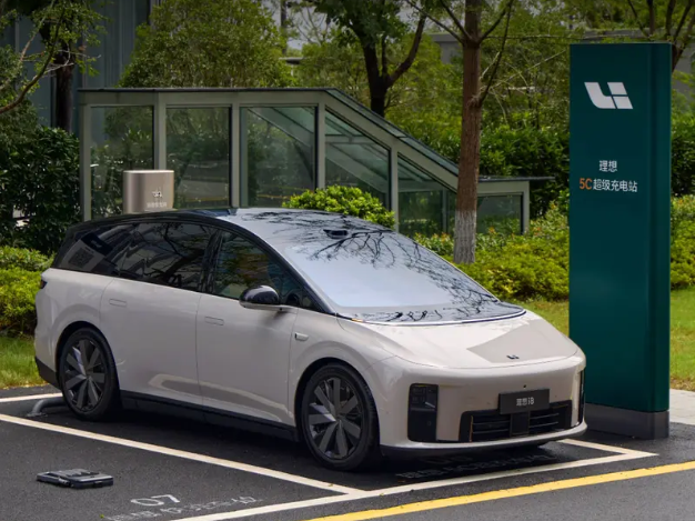 理想汽车全国建成超4000座超充站 自动充