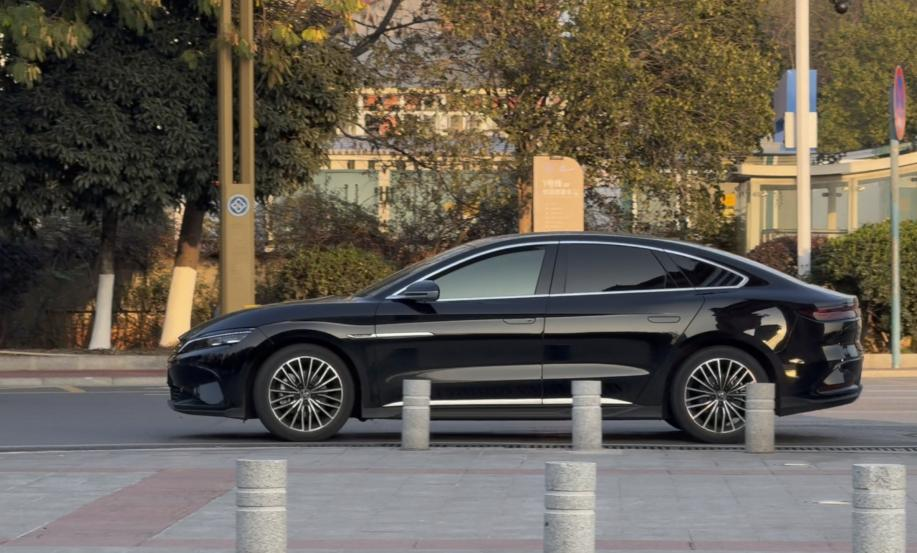 高校停车场真相：比亚迪成大学老师购车